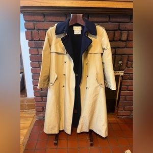 Beautiful Oscar del la Renta trech with wool inside size 12